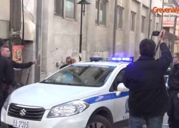 Γρεβενά: Έντονες αποδοκιμασίες από τον κόσμο στον 45χρονο και τη μητέρα του 12χρονου κοριτσιού (video)