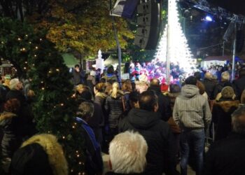 “Άναψε” το Χριστουγεννιάτικο δένδρο στα Γρεβενά (VIDEO)
