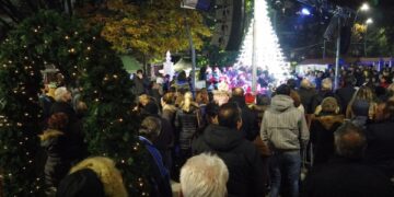 “Άναψε” το Χριστουγεννιάτικο δένδρο στα Γρεβενά (VIDEO)