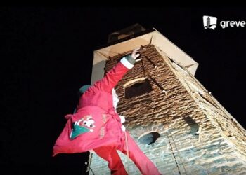 ΓΡΕΒΕΝΑ: Ο Άη Βασίλης κατέβηκε και φέτος από το ρολόι της πόλης (VIDEO)