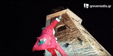 ΓΡΕΒΕΝΑ: Ο Άη Βασίλης κατέβηκε και φέτος από το ρολόι της πόλης (VIDEO)