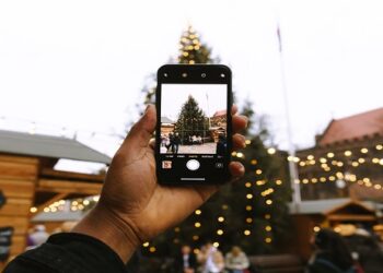 Απεριόριστα data δωρεάν για όλους τους συνδρομητές κινητής φέρνει η COSMOTE, φέτος τα Χριστούγεννα