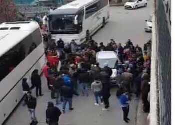 ΙΧ αυτοκίνητο παρέσυρε παιδάκι μπροστά από το ΚΤΕΛ Γρεβενών – Δεν υπάρχει διαγράμμιση του δρόμου (Βίντεο)