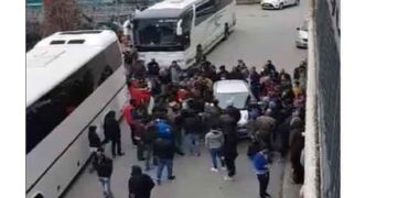 ΙΧ αυτοκίνητο παρέσυρε παιδάκι μπροστά από το ΚΤΕΛ Γρεβενών – Δεν υπάρχει διαγράμμιση του δρόμου (Βίντεο)