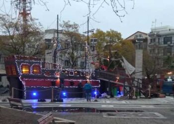 Πτολεμαΐδα: Τοποθετούνται τα λαμπάκια στο μεγάλο χριστουγεννιάτικο καράβι στην κεντρική – πλατεία