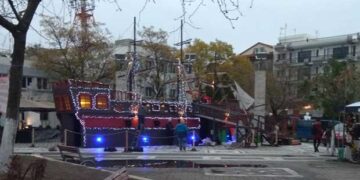 Πτολεμαΐδα: Τοποθετούνται τα λαμπάκια στο μεγάλο χριστουγεννιάτικο καράβι στην κεντρική – πλατεία