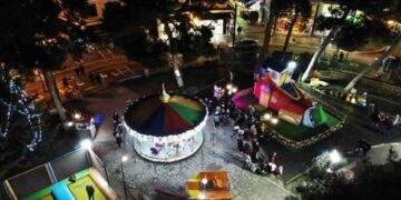 Καρουζέλ, τραμπολίνο, τρενάκι και το υποδηματοποιείο των ξωτικών στο Παλιό Πάρκο Πτολεμαΐδας – Πανέμορφες φωτογραφίες του Στέφανου Καραβάνη!