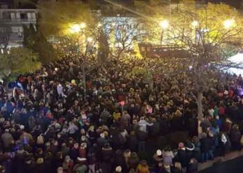 Πτολεμαΐδα: Χιλιάδες κόσμου στην κεντρική πλατεία λίγο πριν την έναρξη των εορταστικών εκδηλώσεων του Δήμου Εορδαίας