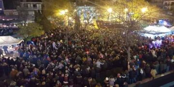 Πτολεμαΐδα: Χιλιάδες κόσμου στην κεντρική πλατεία λίγο πριν την έναρξη των εορταστικών εκδηλώσεων του Δήμου Εορδαίας