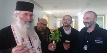 Στους ασθενείς του Μποδοσάκειου Νοσοκομείου Πτολεμαΐδας ο Πρωτοσύγκελος Νικηφόρος Μανάδης