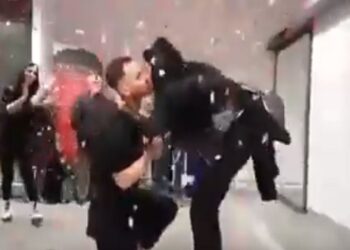 Μια ξεχωριστή και πρωτότυπη πρόταση γάμου στο αεροδρόμιο από Πτολεμαϊδιώτη στην κοπέλα του! (VIDEO)