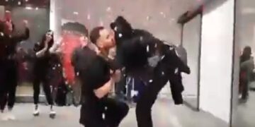 Μια ξεχωριστή και πρωτότυπη πρόταση γάμου στο αεροδρόμιο από Πτολεμαϊδιώτη στην κοπέλα του! (VIDEO)