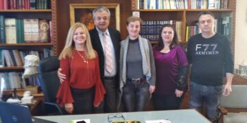 Τα Πρωτοχρονιάτικα κάλαντα έψαλαν σήμερα το πρωί χορωδίες, Σύλλογοι και Σωματεία στον Αντιπεριφερειάρχη της Π.Ε Κοζάνης Γρηγόρη Τσιούμαρη και στην Αντιπεριφερειάρχη Οικονομικών Γιούλα Γκατζαβέλη