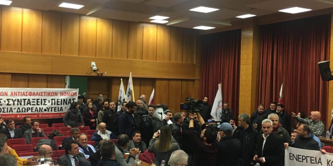 Διαμαρτυρία στο περιφερειακό συμβούλιο Δυτικής Μακεδονίας για τη ΔΕΗ από μέλη του ΚΚΕ