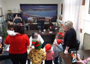 Η πιο χαρούμενη μέρα στο Δημαρχείο Σερβίων με την επίσκεψη μικρών παιδιών!