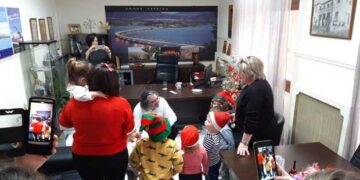 Η πιο χαρούμενη μέρα στο Δημαρχείο Σερβίων με την επίσκεψη μικρών παιδιών!