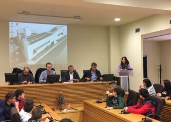 Οι μαθητές του 6ου Γυμνασίου Κοζάνης στα έδρανα του Δημοτικού Συμβουλίου- Τι συζήτησαν με το Δήμαρχο και τους Αντιδημάρχους