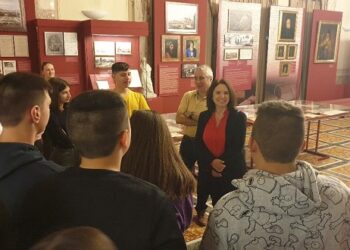 Καλλιόπη Βέττα: Μαθητές Γυμνασίων Πτολεμαΐδας, Περδίκκα και Ανατολικού στο Ελληνικό Κοινοβούλιο