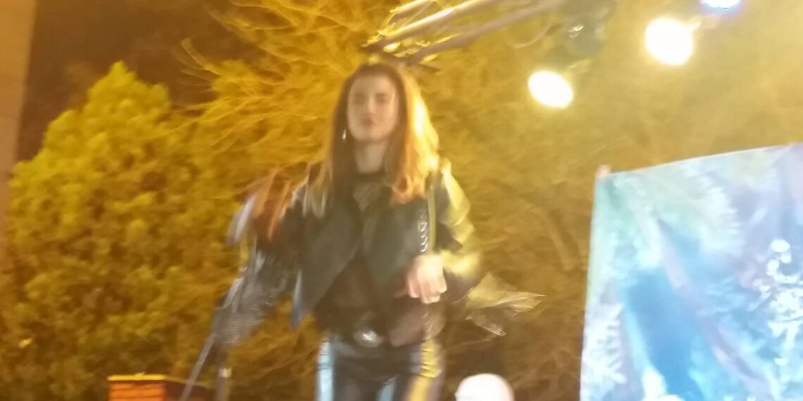 Η έναρξη της συναυλίας με την Ειρήνη Παπαδοπούλου στην Πτολεμαΐδα για τη “Λευκή Νύχτα” (VIDEO)