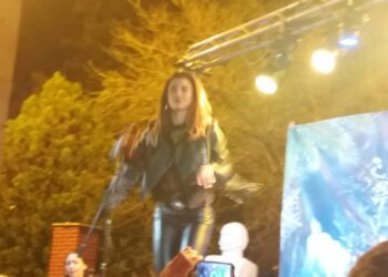 Η έναρξη της συναυλίας με την Ειρήνη Παπαδοπούλου στην Πτολεμαΐδα για τη “Λευκή Νύχτα” (VIDEO)