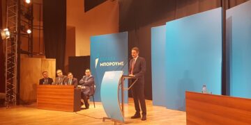 Μητσοτάκης: “Αδιαπραγμάτευτη η γραβάτα στη Βουλή”