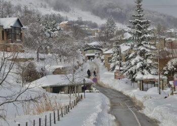 Η μαγική φωτογραφική λήψη του χιονισμένου Νυμφαίου που θυμίζει κάτι από… Ελβετία!