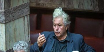 Παπαχριστόπουλος: Θα παραιτηθώ σε λίγο, χάλασε το αυτοκίνητό μου!
