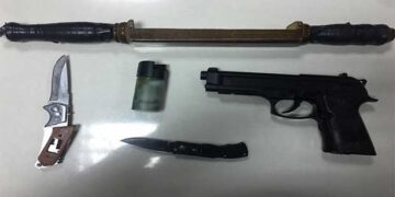 Κοζάνη: Σύλληψη 31χρονου – Βρήκαν στο αυτοκίνητό του αεροβόλο, μαχαίρια, ρόπαλο και σπρέι πιπεριού