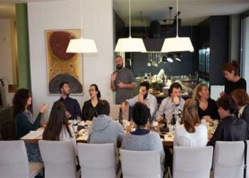 Ζευγάρι στη Θεσσσαλονίκη μετέτρεψε την τραπεζαρία του σπιτιού του σε… εστιατόριο και έρχονται από όλο τον κόσμο για να φάνε! [εικόνες]