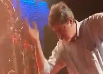 Ο Πολάκης το… έκαψε στον Κραουνάκη -Το ζεϊμπέκικο με πους απς του υπουργού [βίντεο]