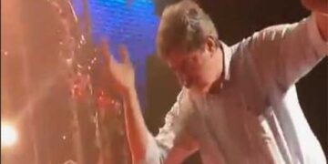 Ο Πολάκης το… έκαψε στον Κραουνάκη -Το ζεϊμπέκικο με πους απς του υπουργού [βίντεο]