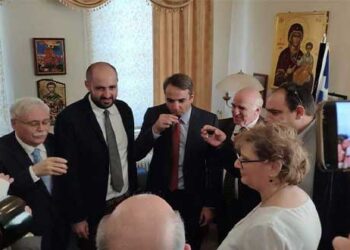 Ο Κυριάκος Μητσοτάκης δοκιμάζει το Σιατιστινό λιαστό κρασί, τα σαλιάρια και το ντόπιο τσίπουρο