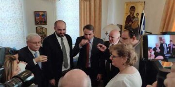 Ο Κυριάκος Μητσοτάκης δοκιμάζει το Σιατιστινό λιαστό κρασί, τα σαλιάρια και το ντόπιο τσίπουρο