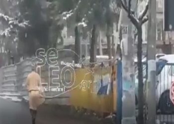 Γυμνή γυναίκα κυκλοφορεί στο χιονισμένο κέντρο της Θεσσαλονίκης (ΒΙΝΤΕΟ)