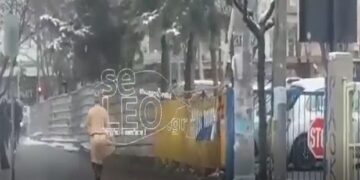 Γυμνή γυναίκα κυκλοφορεί στο χιονισμένο κέντρο της Θεσσαλονίκης (ΒΙΝΤΕΟ)