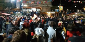 Κοζάνη: Όταν τα χάλκινα παίζουν το δημοφιλές “Bella Ciao” στο φανό Πηγάδ’ απ’ το Κεραμαριό και γίνεται χαμός! (video)