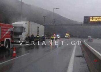 Φωτιά σε νταλίκα εν κινήσει στην Εγνατία Οδό, στο τμήμα Βέροια – Πολύμυλος