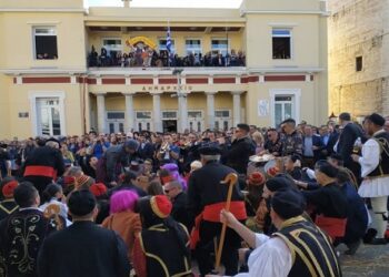 Όταν ο φανός Μπουντανάθκα χόρεψε τα “Περιστέρια” στην παρέλαση και πέταξε αληθινά περιστέρια μπροστά στο Δημαρχείο Κοζάνης!!! (video)