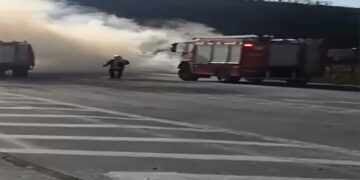 Σιάτιστα: Φωτιά εν κινήσει σε φορτηγό που μετέφερε άχυρο, στη “Μπάρα” – ΔΕΙΤΕ ΒΙΝΤΕΟ