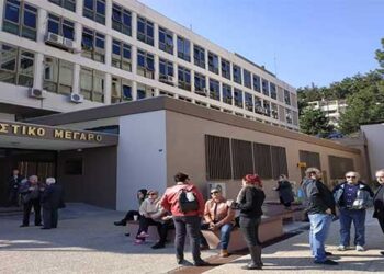 Αθώοι οι 8 κατηγορούμενοι αγρότες για τα μπλόκα του ’16 στα διόδια Πολυμύλου