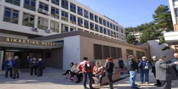 Αθώοι οι 8 κατηγορούμενοι αγρότες για τα μπλόκα του ’16 στα διόδια Πολυμύλου