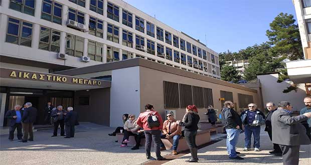 Αθώοι οι 8 κατηγορούμενοι αγρότες για τα μπλόκα του ’16 στα διόδια Πολυμύλου