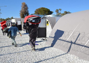 Σε δομές σε Σκαραμαγκά και Γρεβενά προωθούνται 330 αιτούντες άσυλο από τη Μόρια