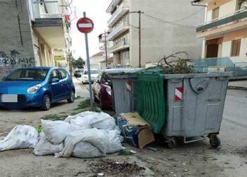 Καταγγελία αναγνώστη: “Μπάζα κάθονται δύο μήνες έξω από κάδο ανακύκλωσης στην Πτολεμαΐδα”