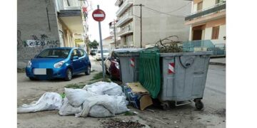 Καταγγελία αναγνώστη: “Μπάζα κάθονται δύο μήνες έξω από κάδο ανακύκλωσης στην Πτολεμαΐδα”