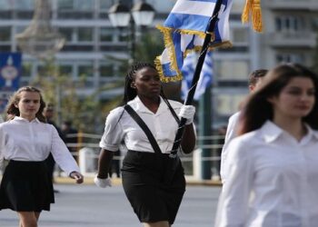 Έλληνας γίνεσαι, δε γεννιέσαι (Για την 25η Μαρτίου και τη Σημαία) – Γράφει ο Γιώργος Τριανταφύλλου