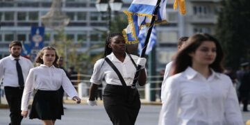 Έλληνας γίνεσαι, δε γεννιέσαι (Για την 25η Μαρτίου και τη Σημαία) – Γράφει ο Γιώργος Τριανταφύλλου