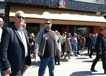“Φασίστες, η Μακεδονία είναι Ελληνική” φώναξε πολίτης προς τους επισήμους μετά το τέλος της παρέλασης στην Κοζάνη (video)