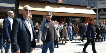 “Φασίστες, η Μακεδονία είναι Ελληνική” φώναξε πολίτης προς τους επισήμους μετά το τέλος της παρέλασης στην Κοζάνη (video)