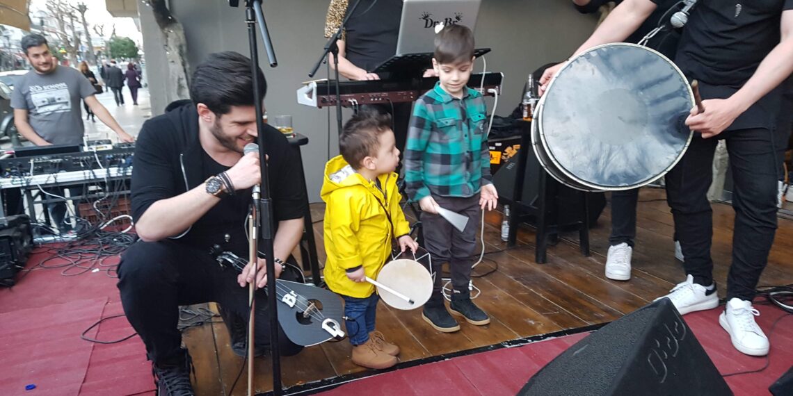 Πτολεμαΐδα: Ο μικρούλης πιτσιρικάς με το τύμπανο που ξετρέλανε τον κόσμο και τους Droulias brothers! Video